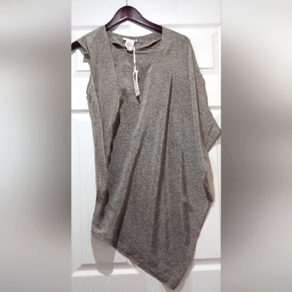 GOLD HAWK Silk left shoulder-drop blouse, size S.